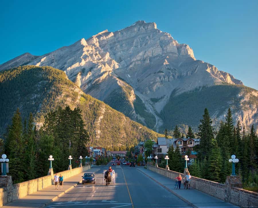 Lake Louise,Moraine Lake,Yoho NP,Johnston Canyon & BanffTour - What the $61 price really gives you