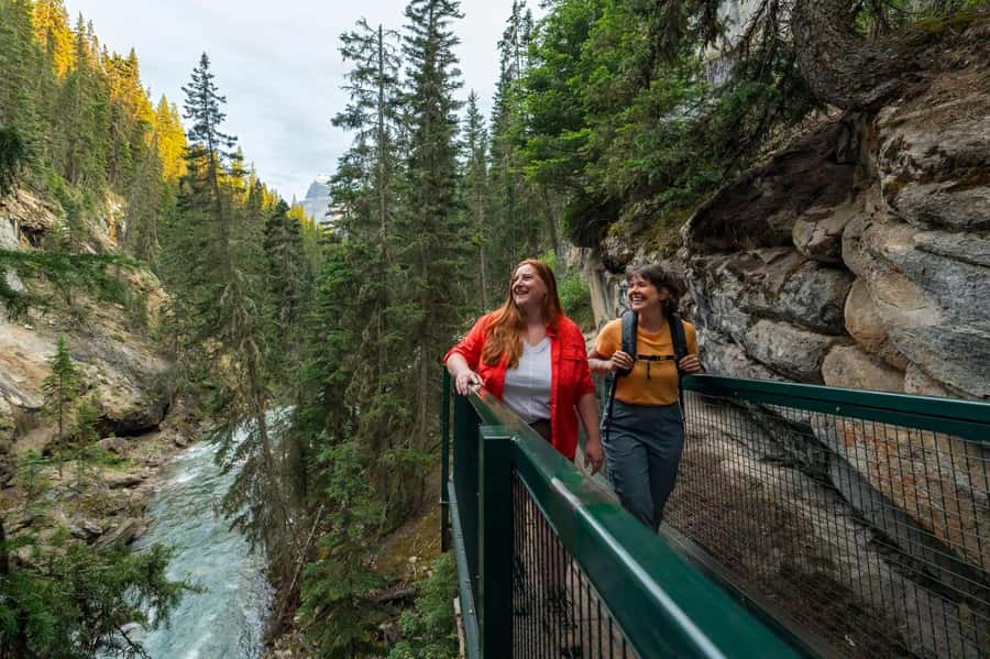 Lake Louise,Moraine Lake,Yoho NP,Johnston Canyon & BanffTour - Lake Louise, the classic first look