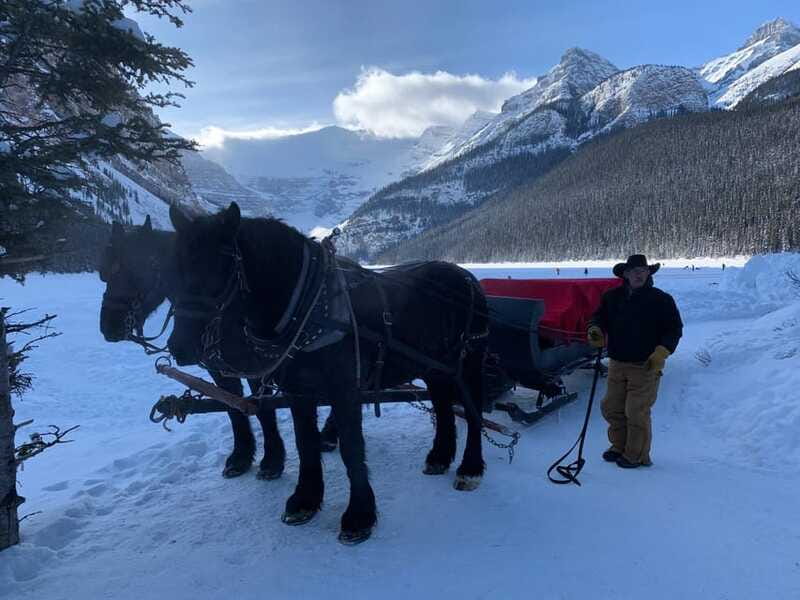 Lake Louise Winterland Tour - Warming up at Chateau Lake Louise