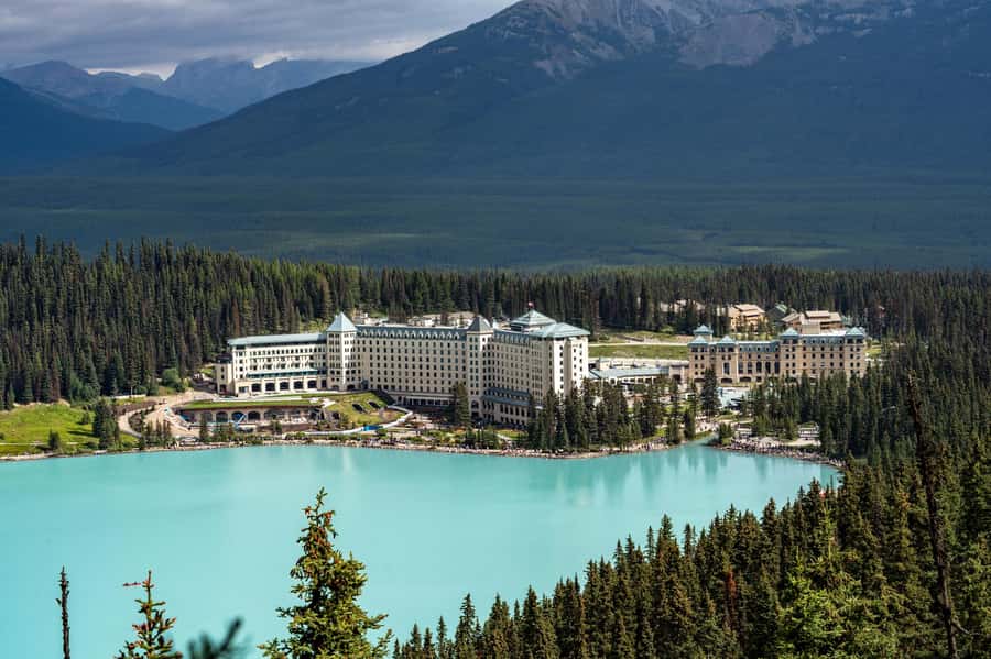 Lakes Moraine, Louise, Emerald, Johnston Canyon & Yoho Tour - Moraine Lake is the seasonal showstopper