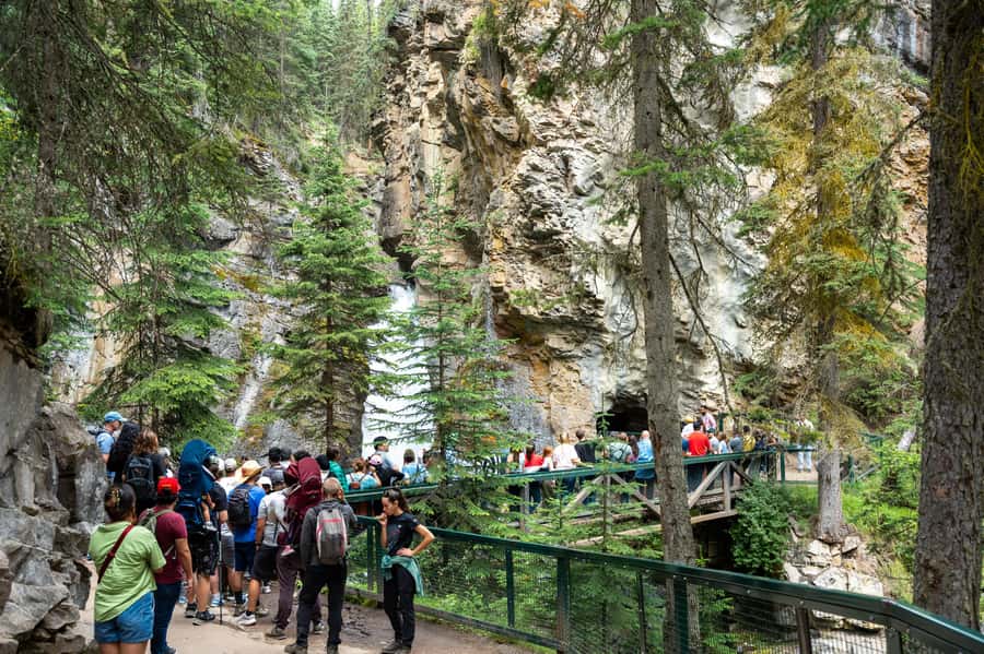 Lakes Moraine, Louise, Emerald, Johnston Canyon & Yoho Tour - Lake Louise gives you the classic first look