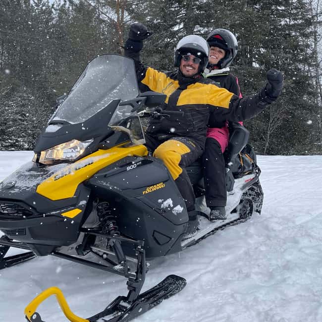 Laurentians: Snowmobile Guided Tour - From the Outdoor Logistik garage to the trail