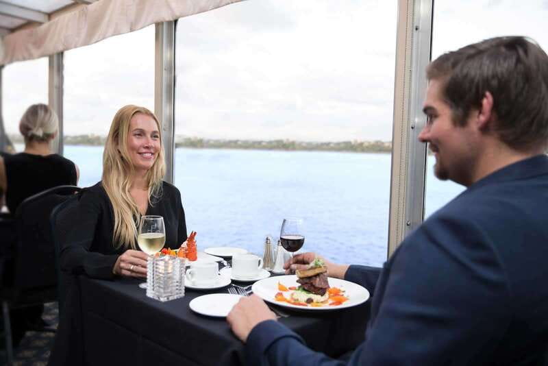 Montréal: 3 or 5-Course Dinner Cruise with DJ & Dancing - Boarding at the Grand Quai