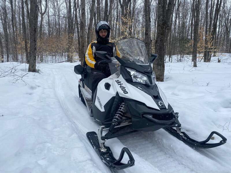 Montreal: Canadian Forest Guided Tour by Snowmobile - From Montreal streets to Laurentian forest