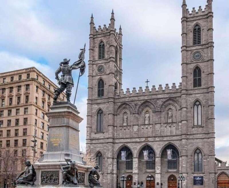 Montreal : Downtown & Underground Walking Tour with a Guide - McGill University in 20 minutes