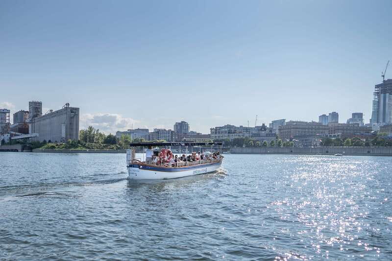Montreal: Electric Boat Cruise with Onboard Drinks - Habitat 67 from the water
