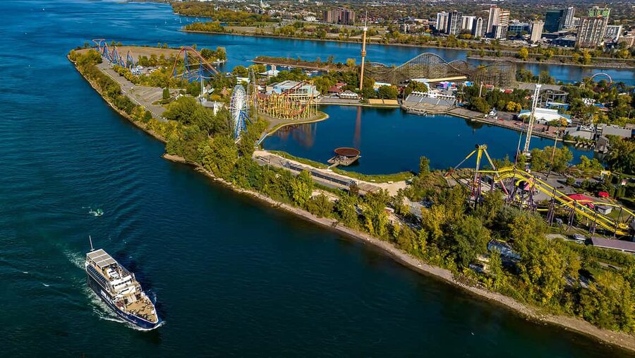 Montréal: Guided Sightseeing River Cruise - A guide who gives the city some context