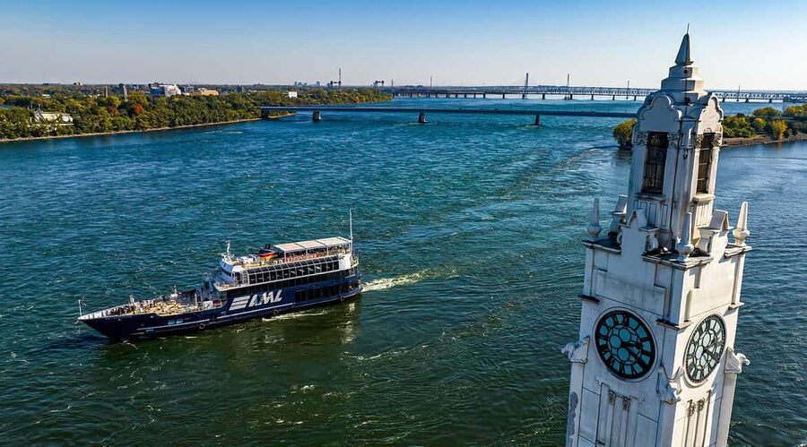 Montréal: Guided Sightseeing River Cruise - Picking the best seat and deck