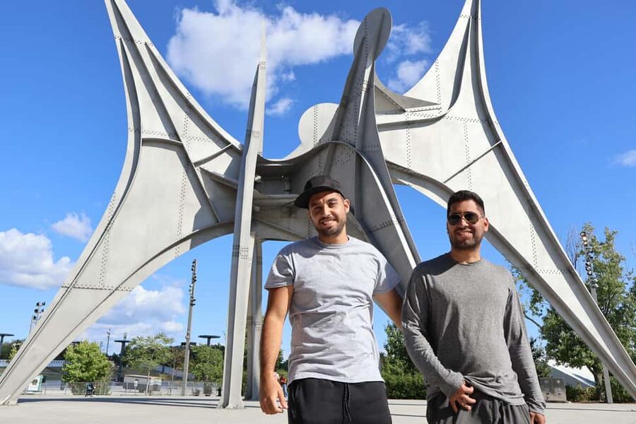 Montreal: Iconic Landmarks All-Inclusive VIP Experience - Guides, photos, and languages