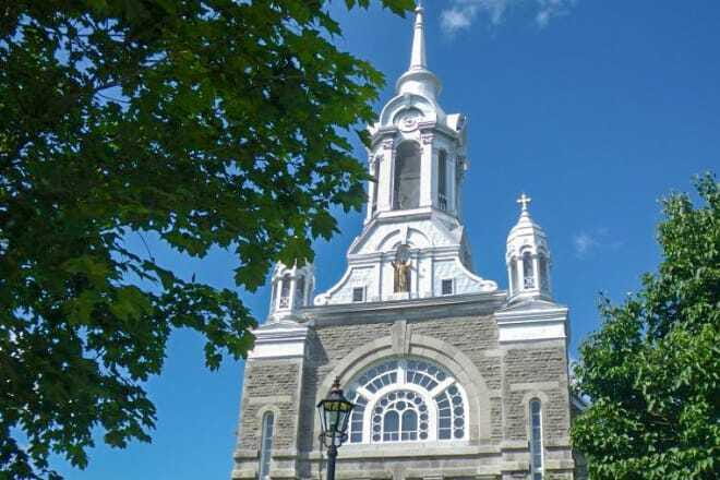 Montreal: Laurentian Mountains Day Trip - The best seasons for this mountain day
