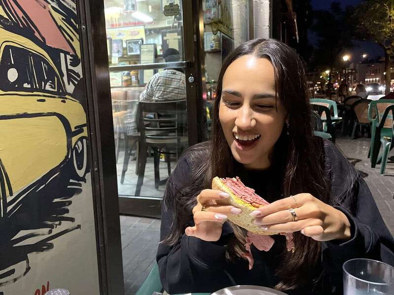 Montréal: Mile End Foodie Tour with Tasting - Walking Mile End between the plates