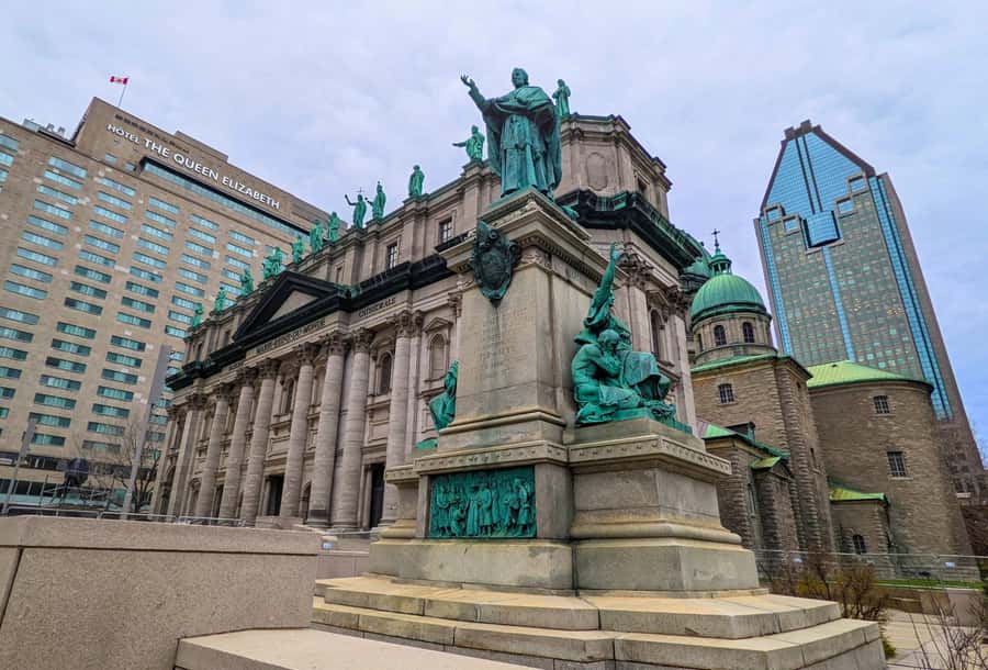 Montreal: Private Walking Tour of Downtown & Underground - Walking Sainte-Catherine Street