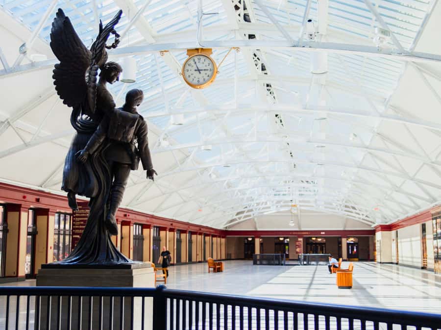 Montreal: Private Walking Tour of Downtown & Underground - Starting at the Sun Life Building and Dorchester Square