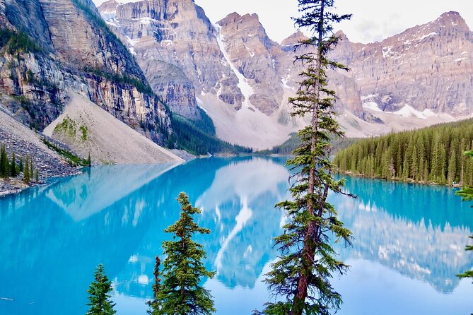 Moraine Lake, Lake Louise Johnston Canyon Banff National Park - Lake Louise and its famous mountain setting