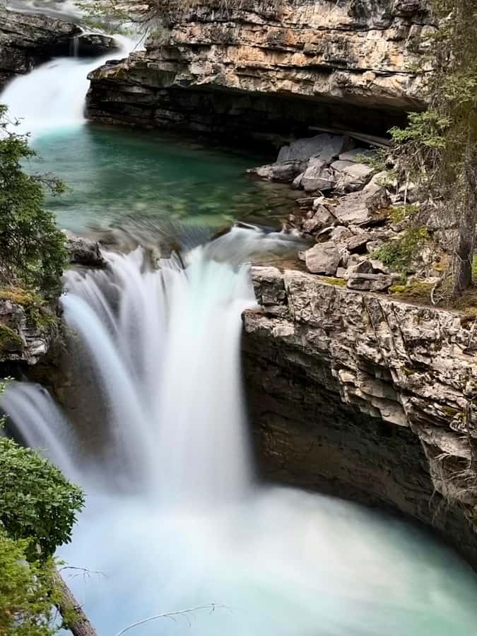 Moraine Lake Louise Emerald Johnston Canyon Banff Yoho Tour - Moraine Lake: the reason many people choose the trip