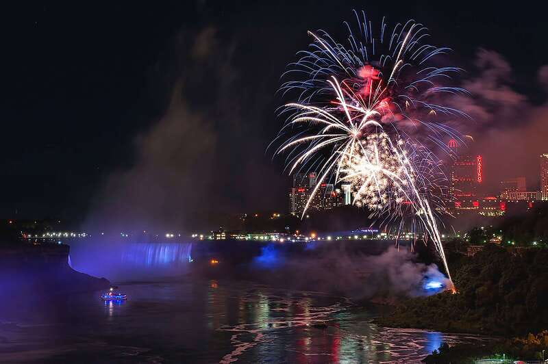 Niagara Falls, Canada: Evening Fireworks Cruise - Crowds, lines, and comfort