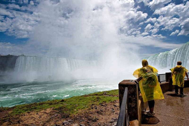 Niagara Falls, Canada: Sightseeing Tour with Boat Ride - Voyage to the Falls and the Canadian spray