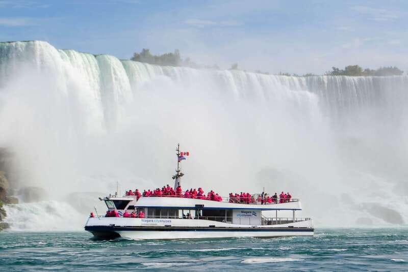 Niagara Falls, Canada: Sightseeing Tour with Boat Ride - What the guide adds to the day