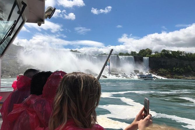 Niagara Falls Day Tour from Toronto - The Niagara Parkway and the first photo stops