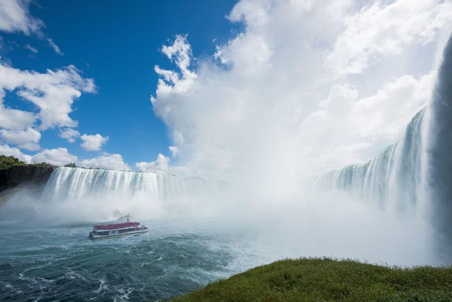 Niagara Falls Scenic Day Tour from Toronto Airport Pickup - Maple Leaf Place and the Maple Tasting Stop