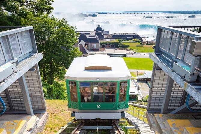Niagara Falls Tour: Boat Cruise, Journey Behind Falls and Skylon - The guides can make the difference