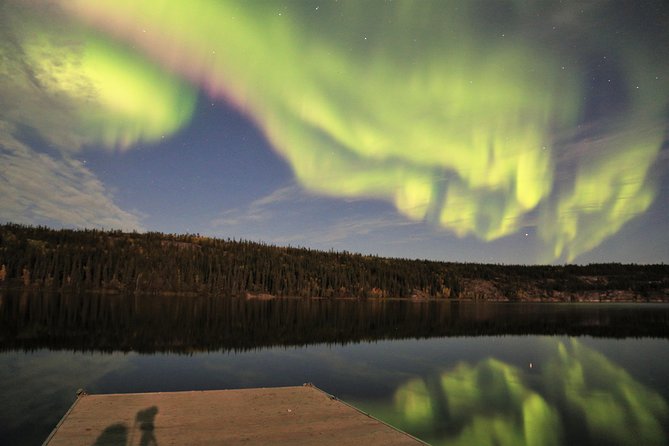 Northern Lights Tour Yellowknife - The guide shapes the night