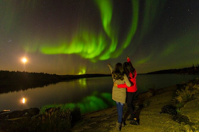 Northern Lights Tours - The viewing stops: lakes, forest, and changing skies