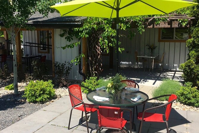 Okanagan Bee Tour and Lunch at Winery in Kelowna - Inside the hive: about 30 minutes of practical learning