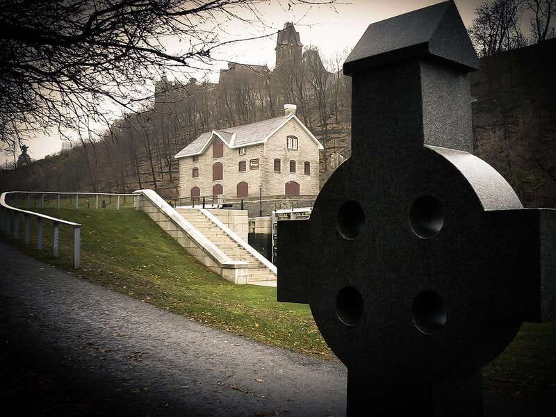 Ottawa: Haunted Night Walking Tour - Families, teenagers, and paranormal fans