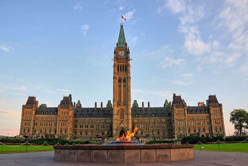 Ottawa: Hop-On Hop-Off Guided City Tour Pass - ByWard Market for food, shops, and a change of pace