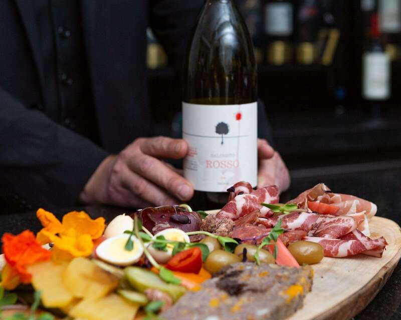 Ottawa: Local Wine and Cider Tour - Meeting the guide at Ottawa’s Totem Pole