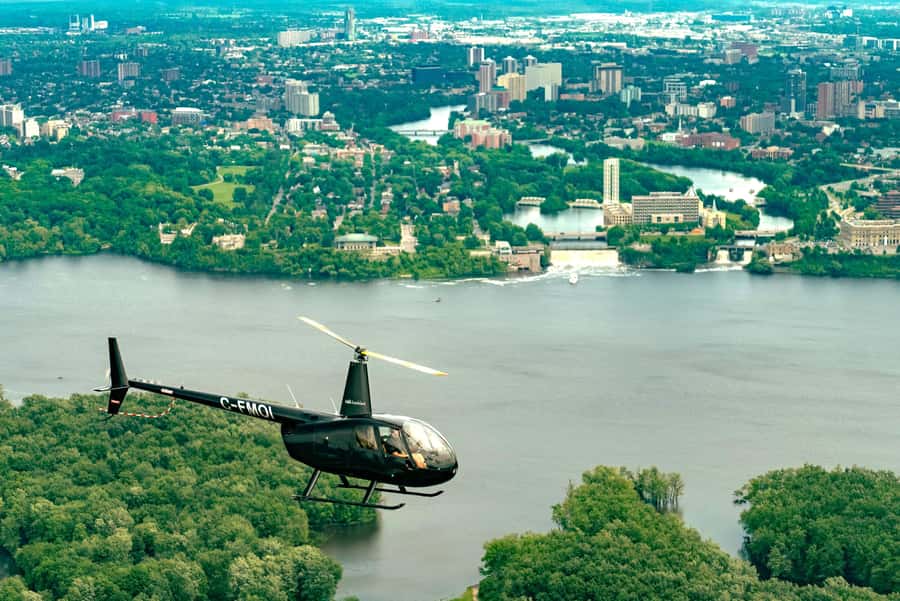 Ottawa: Panoramic helicopter flight (Gatineau Park + downtown) - Taking off from Rockcliffe Airport