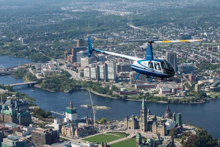 Ottawa: Panoramic helicopter flight (Gatineau Park + downtown) - Choosing between 10, 20, and 30 minutes