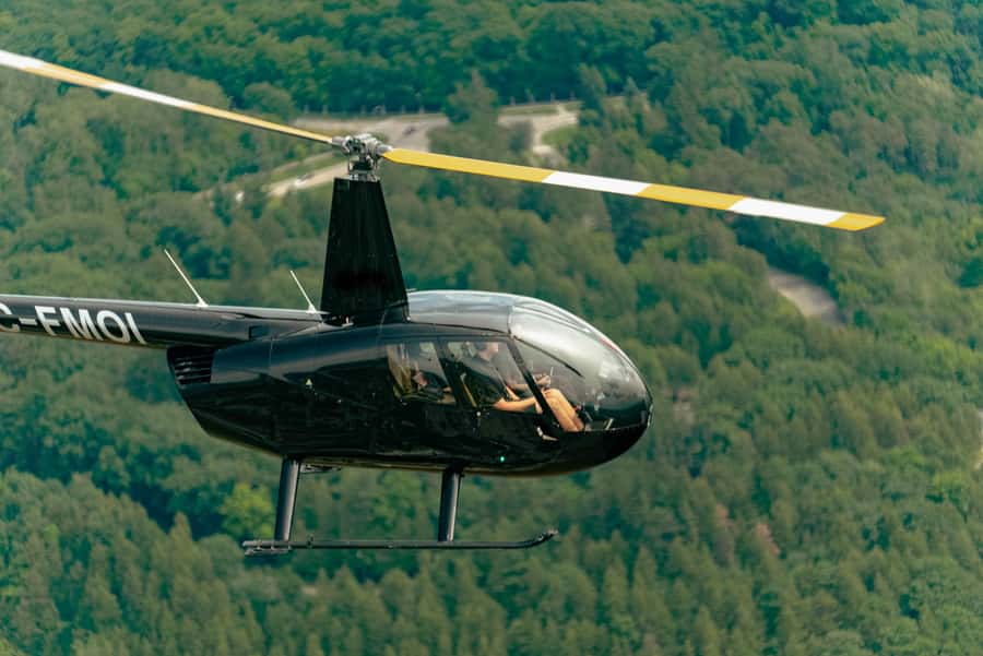 Ottawa: Panoramic helicopter flight (Gatineau Park + downtown) - Gatineau Park, Meech Lake, and the river