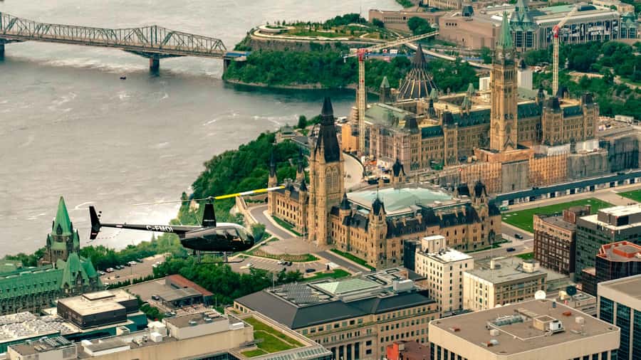 Ottawa: Panoramic helicopter flight (Gatineau Park + downtown) - The view from a Robinson R44