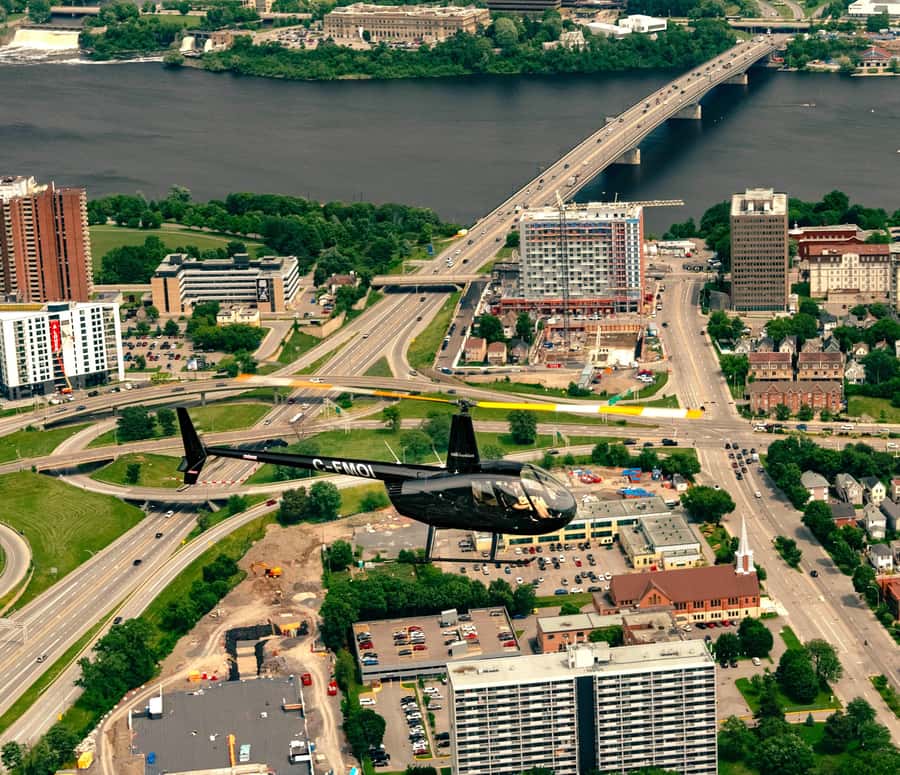 Ottawa: Panoramic helicopter flight (Gatineau Park + downtown) - Who will enjoy this flight most?