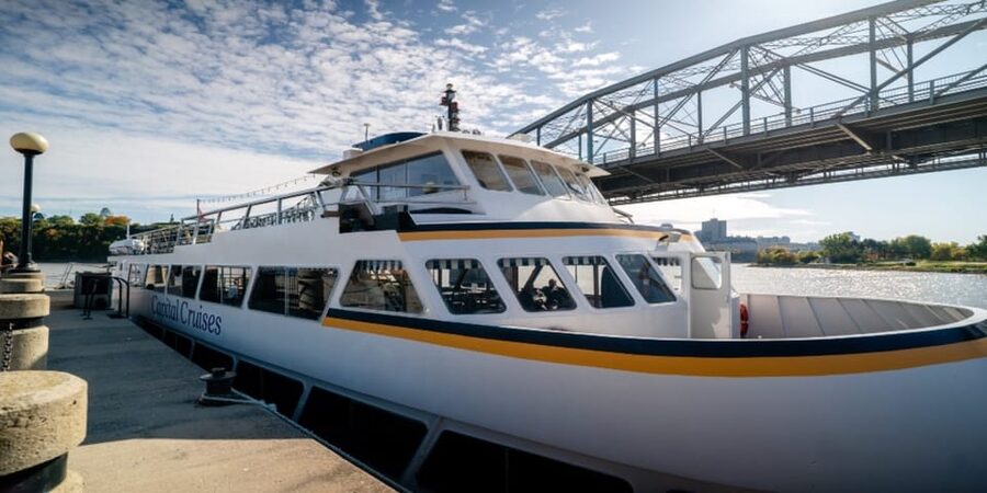 Ottawa: Small-Group Walking Tour with Boat Cruise - From city streets to a seasonal boat ride