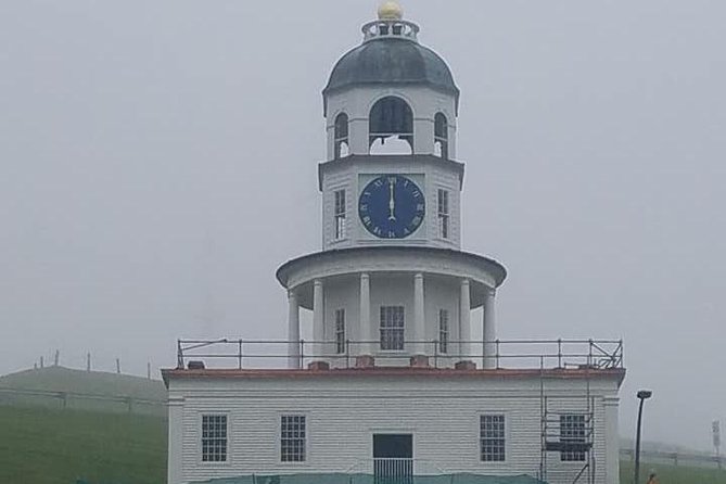 Peggy’s Cove & Halifax Historic Tour - Peggy’s Cove Lighthouse and the hard Atlantic wind