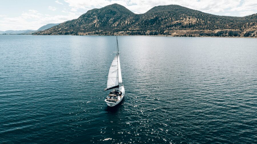Penticton Okanagan Lake: Sailing Tour - The Naramata Bench from the water