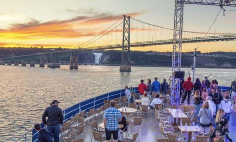 Québec City: 2-Hour Cocktail & DJ Evening Cruise - Rain or shine, with an enclosed area