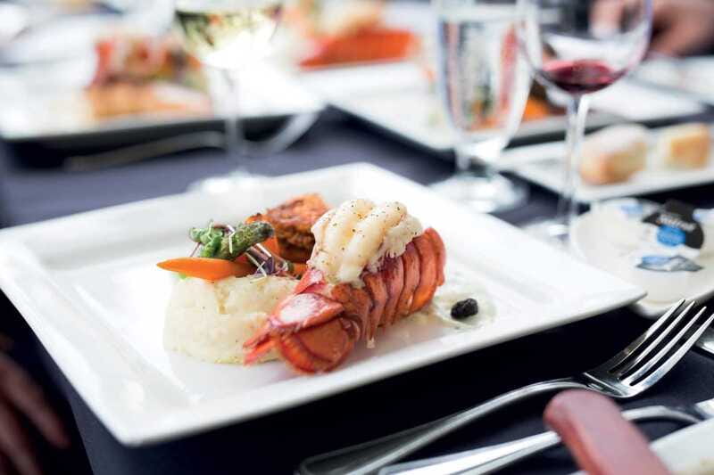 Québec City: 3 or 5-Course Dinner Cruise with DJ & Dancing - Bridges, island views and the return to the city