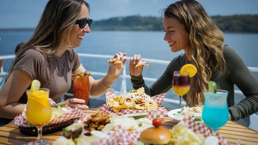 Québec City: Guided Sightseeing River Cruise - What the 90-minute route shows you