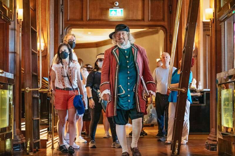 Quebec City: Guided Tour of Fairmont Le Château Frontenac - Entering the Château and seeing beyond the public spaces