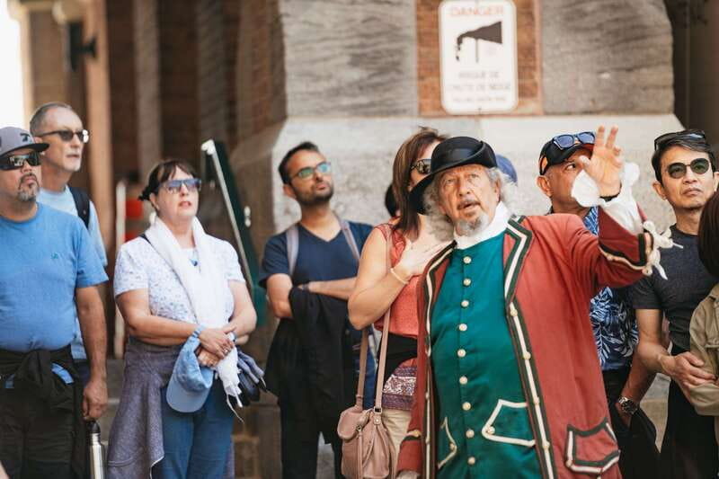 Quebec City: Guided Tour of Fairmont Le Château Frontenac - Meeting the costumed guide outside Au 1884