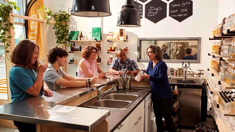Quebec City: Honey and Distillery Tour with Tasting - From honey extraction to fermentation