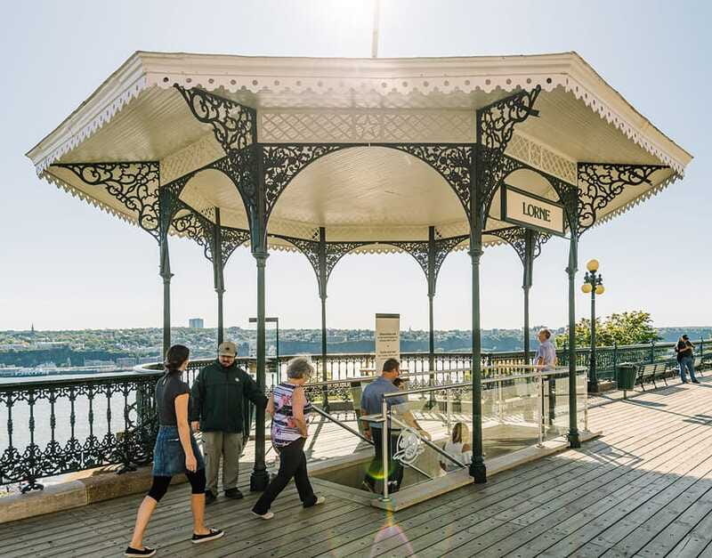 Québec City: Saint-Louis-Forts-and-Châteaux visit - Choosing the live guide or the Parks Canada audio tour