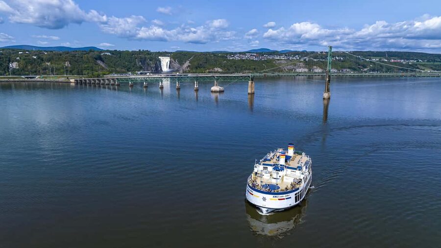 Québec City: Weekend River Brunch Cruise - Getting aboard at Chouinard Pier
