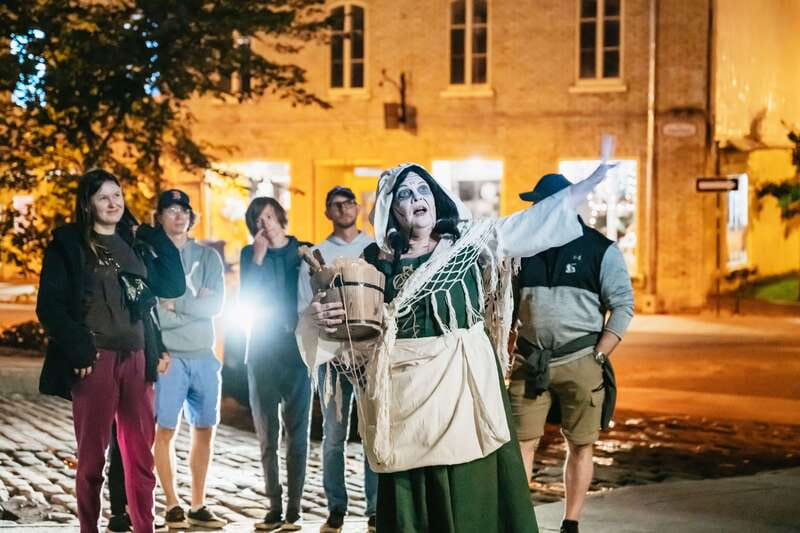 Quebec Interactive Street Theatre: "Crimes in New France" - Meeting ten ghosts from New France