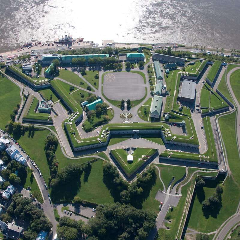 Quebec: La Citadelle de Québec Ticket and Guided Tour - Meeting your guide at the Royal 22e Régiment gate