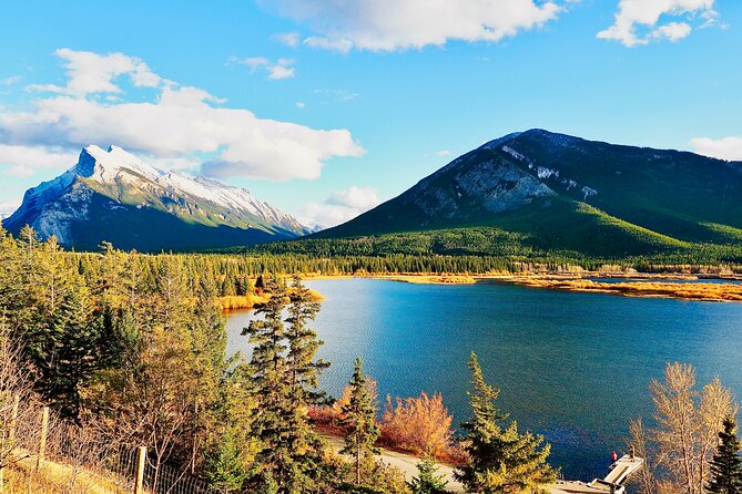 ShuttleBus 2way Banff to Lake Louise (1Hr) and Moraine Lake (1Hr) - Guides, commentary, and the small-group feel